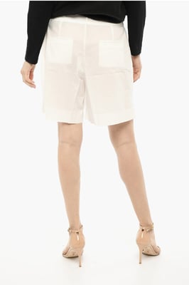 Doppelt plissierte Shorts mit Gürtelschlaufen in Weiß