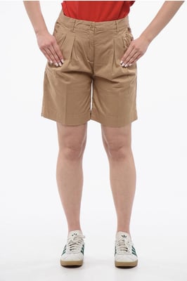 Doppelt plissierte Shorts aus Stretch-Baumwolle mit Gürtelschlaufen in Beige