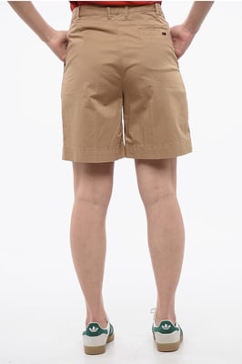 Doppelt plissierte Shorts aus Stretch-Baumwolle mit Gürtelschlaufen in Beige