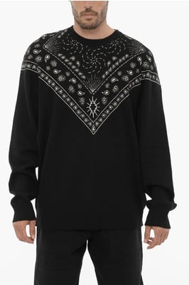 Schwarzer Rundhalspullover mit Bandana-Motiv