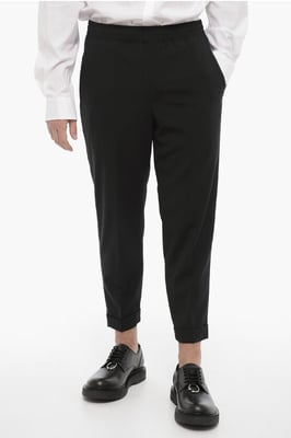 Schmal geschnittene Freizeithose mit Bündchen am Saum in Schwarz