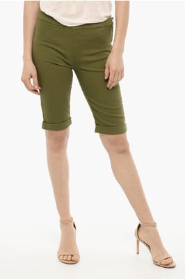 Shorts mit Bündchensaum und goldenem Verschluss in Grün