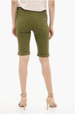 Shorts mit Bündchensaum und goldenem Verschluss in Grün