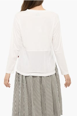 Rundhals-T-Shirt mit Brusttasche und Seitenschlitz in Weiß