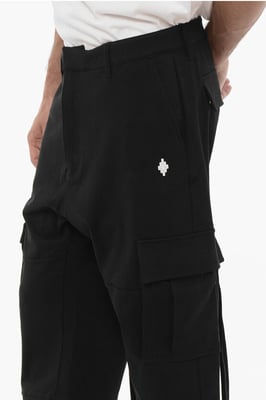 Einfarbige Cargo-Jogginghose mit kontrastierender Stickerei in Schwarz