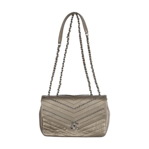 Chanel – Verzierte Chevron-Überschlagtasche mit Kettenpailletten – 10er