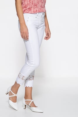 Amor, Truth & Trust Damen ATT JEANS Basic Slim Fit Jeans mit Spitzeneinsatz im Saum Zoe weiß