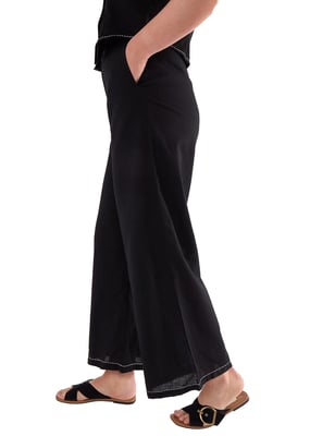 Schwarze Hose mit Kontraststickerei und Nahtdetail