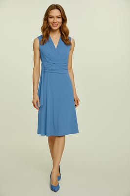 Staubig hellblaues ärmelloses Jerseykleid mit Taillenband aus Viskose und Elastan