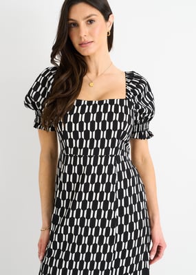 Schwarzes Midikleid mit Geodruck und quadratischem Ausschnitt