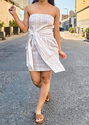Bandeau-Minikleid mit gebundener Taille