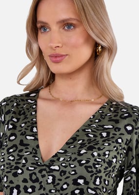 Khakifarbenes Viskose-Wickel-Midikleid mit Tiermuster