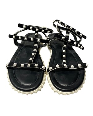 Valentino Garavani – Rockstud – Flache Sandalen mit Knöchelriemen aus schwarzem Wildleder