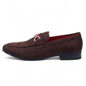 Herren-Loafer aus braunem Wildleder mit goldener Schnalle, zum Hineinschlüpfen