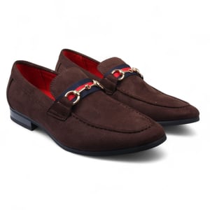 Herren-Loafer aus braunem Wildleder mit goldener Schnalle, zum Hineinschlüpfen