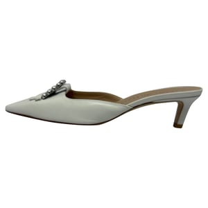 Stuart Weitzman Schnalle-verzierte Kitten-Heel Mules aus weißem Leder
