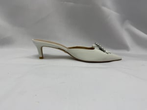 Stuart Weitzman Schnalle-verzierte Kitten-Heel Mules aus weißem Leder