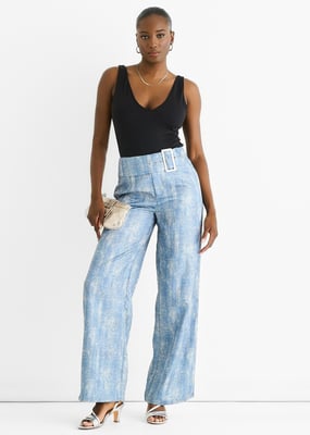 Hose mit blauer Schnalle