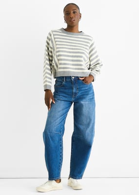 Grauer, locker sitzender Strickpullover mit kontrastierenden Streifen aus recyceltem Material