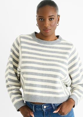 Grauer, locker sitzender Strickpullover mit kontrastierenden Streifen aus recyceltem Material