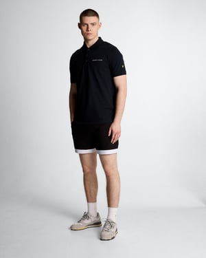 Lyle & Scott Badeshorts mit Kontrastsaum – Tiefschwarz/Seidenhonig