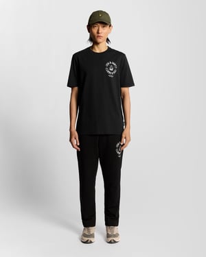 Lyle & Scott T-Shirt mit Schiffsabzeichen und Grafik – Schwarz