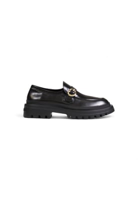 Schwarze Lederloafers mit kräftiger Sohle und goldener Schnalle