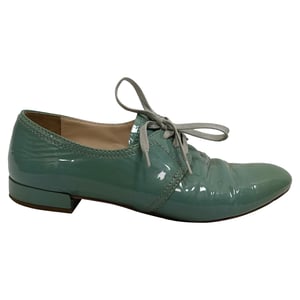 Prada Oxfords zum Schnüren aus grünem Lackleder