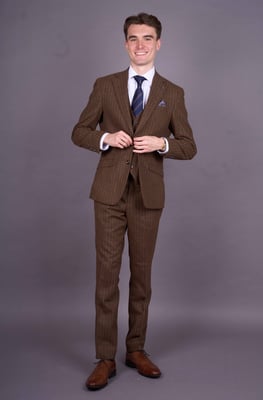 Brauner 3-teiliger Slim Fit-Anzug für Herren mit Nadelstreifen