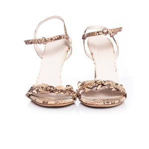 Gucci Sandale aus Pythonleder in neutralen Farben.