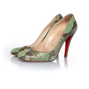 Christian Louboutin Python Pumps in Grün