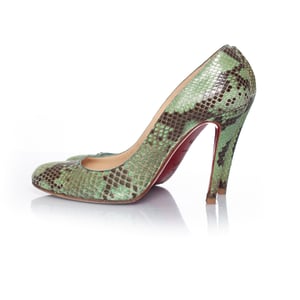 Christian Louboutin Python Pumps in Grün