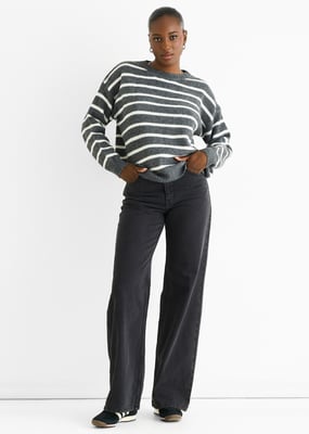 Grau gestreifter, grob gestrickter Oversize-Pullover