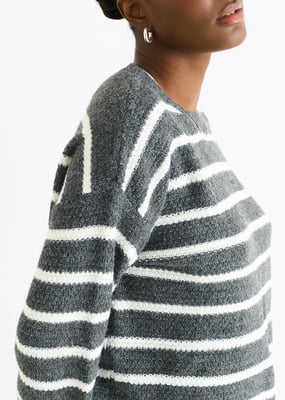 Grau gestreifter, grob gestrickter Oversize-Pullover