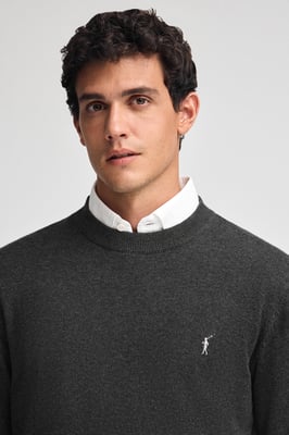Zweierpack Herrenpullover schwarz und dunkelgrau meliert aus Wollgemisch mit gesticktem Rigby Go-Logo