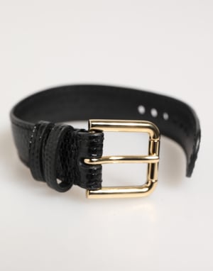 Schwarzes geprägt Lederarmband mit goldener Schnalle
