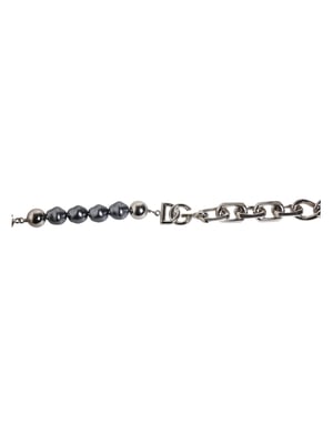 Armband mit grauen Perlen und Silberfarbener Kette mit Karabinerhaken-Logo