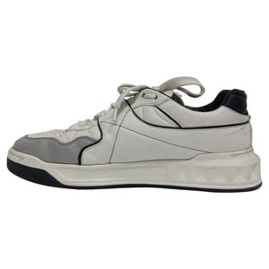 Valentino Garavani One Stud Low-Top Sneakers aus weißem Lammleder