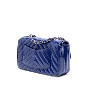 Mini Chevron Klappenpatentledertasche