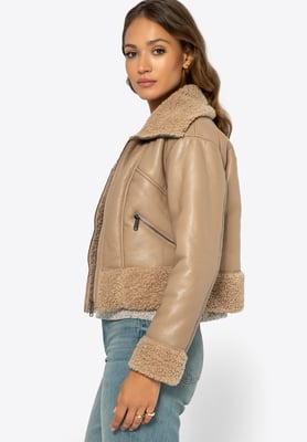 Wittchen Damen kurze beige Jacke mit Pelzbesatz, beiges Kunstleder