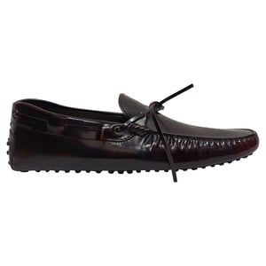 Tod's Bogen Velours Slipper Mokassins aus burgunderfarbenem Leder