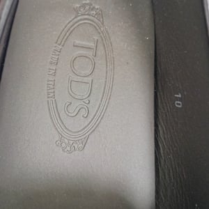 Tod's Bogen Velours Slipper Mokassins aus burgunderfarbenem Leder