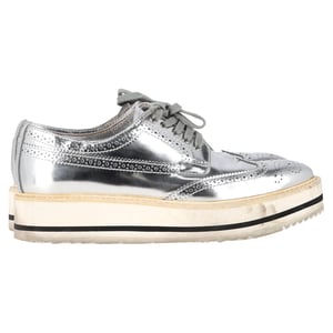 Prada Wingtip Oxford Plateau-Sneaker aus silberfarbenem Metallic-Leder