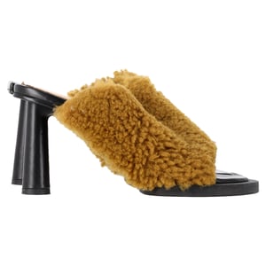 Jacquemus Les Mules Carrés Ronds Shearling-Sandalen aus braunem Lammfell