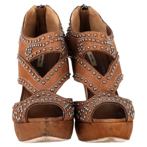 Miu Miu Nietenbesetzte Peeptoe-Plateau-Pumps aus braunem Leder