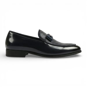 Schwarze Herren-Loafer mit strukturierter Vorderseite und ikonischer Schnalle und Schleife