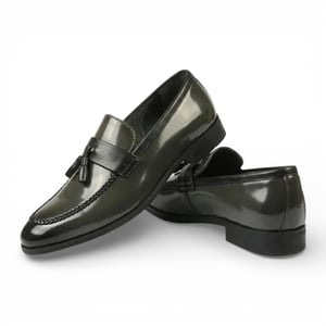 Herren-Loafer aus olivgrünem, hochglänzendem Lackleder mit Quasten