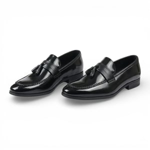 Schwarze Herren-Slipper aus hochglänzendem Lackleder mit Quasten