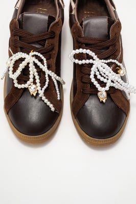 Taren Leather Pearl Buckle Turnschuhe Women