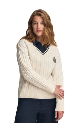 Pullover ecru mit Zopfmuster, V-Ausschnitt und maritimem Polo Club-Patch